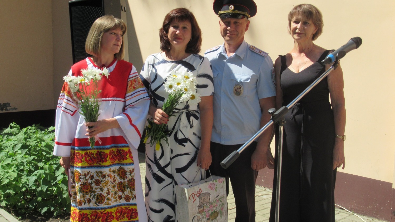 Супруги Инна и Алексей Зюкановы (в центре) принимают поздравления от директора Центра соцобслуживания Маргариты Артёмовой