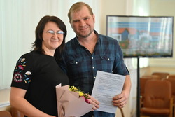 Максим Егоров вручил сертификаты на улучшение жилищных условия жителям села