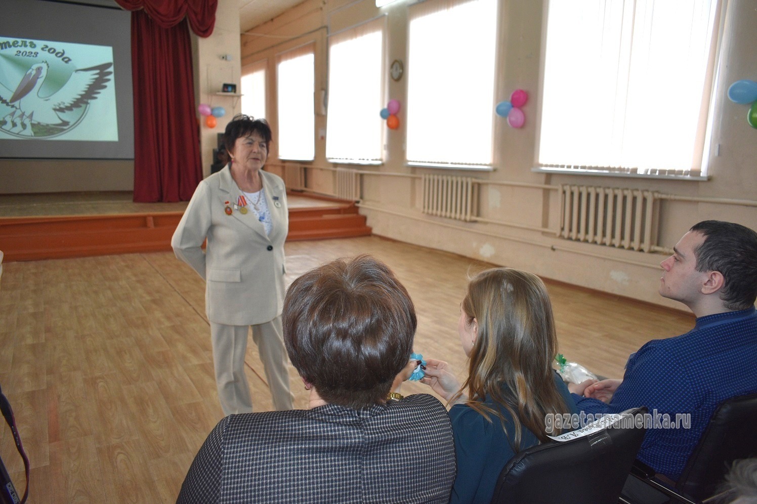 Почётный гражданин и старейший учитель Знаменского района Нина Вавилова приветствует участников конкурса