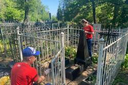 Волонтёры «ЕР» помогли тамбовчанке привести в порядок могилу ветерана Великой Отечественной войны