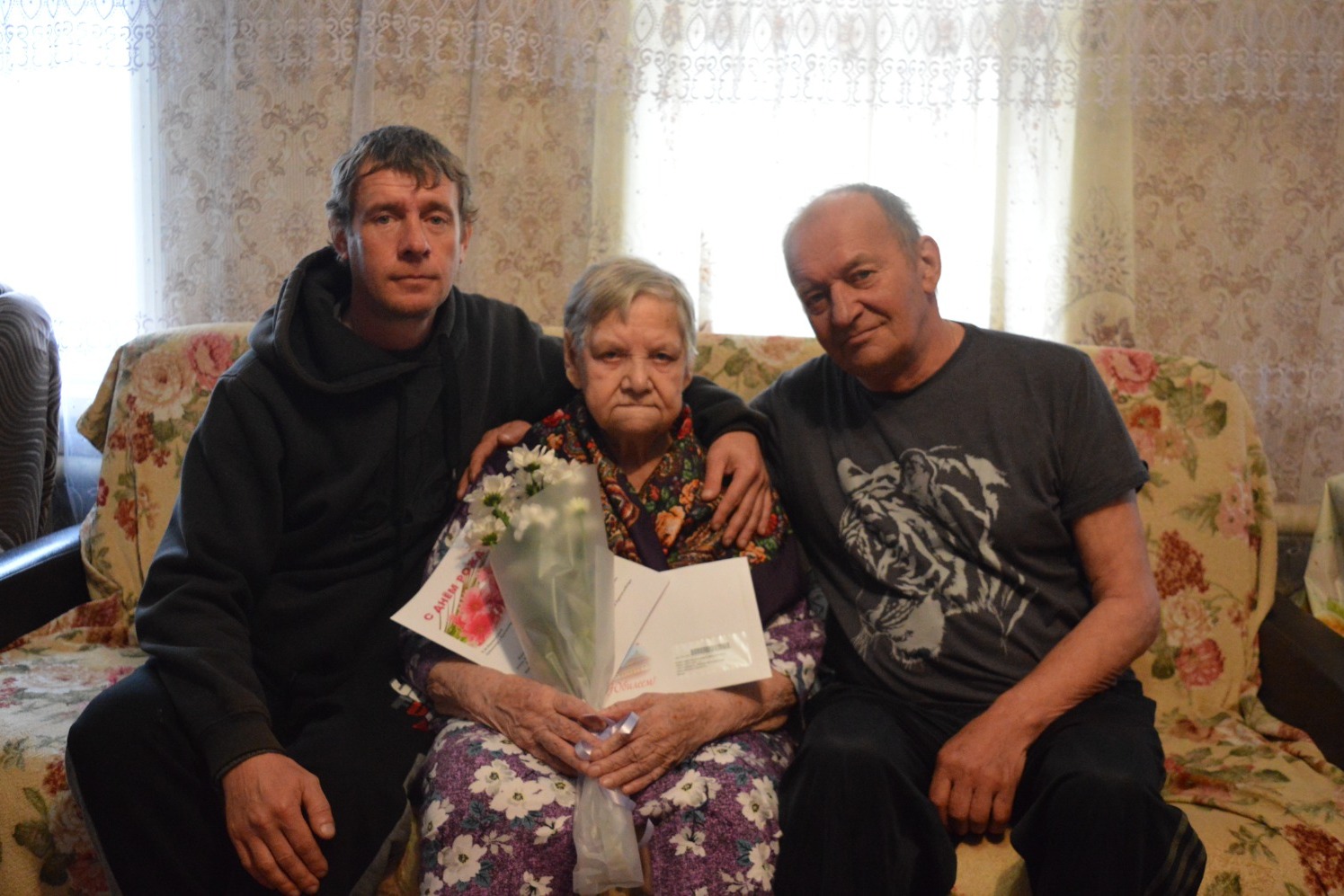 Долгожительница с сыном Михаилом и внуком Владимиром