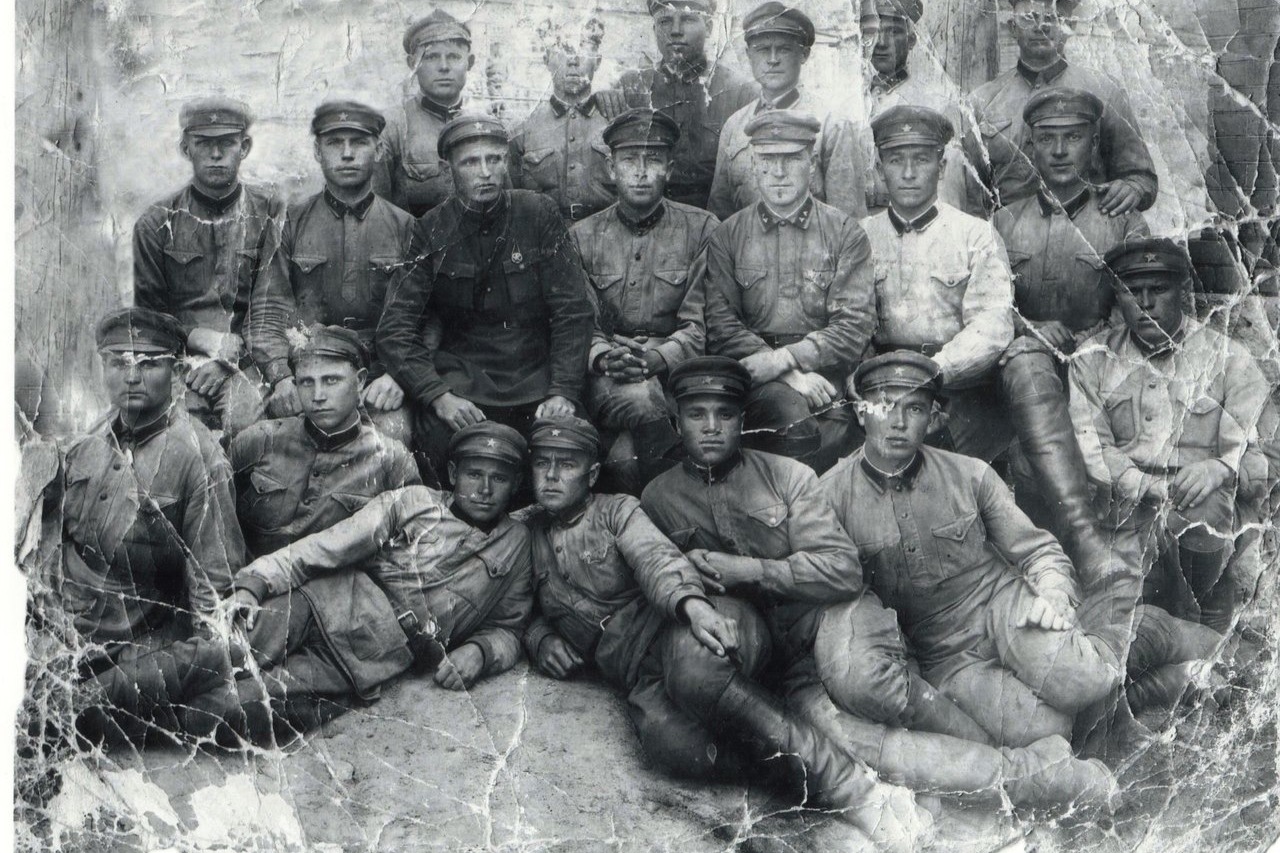 Михаил Яковлевич Клювиткин крайний справа во 2 ряду