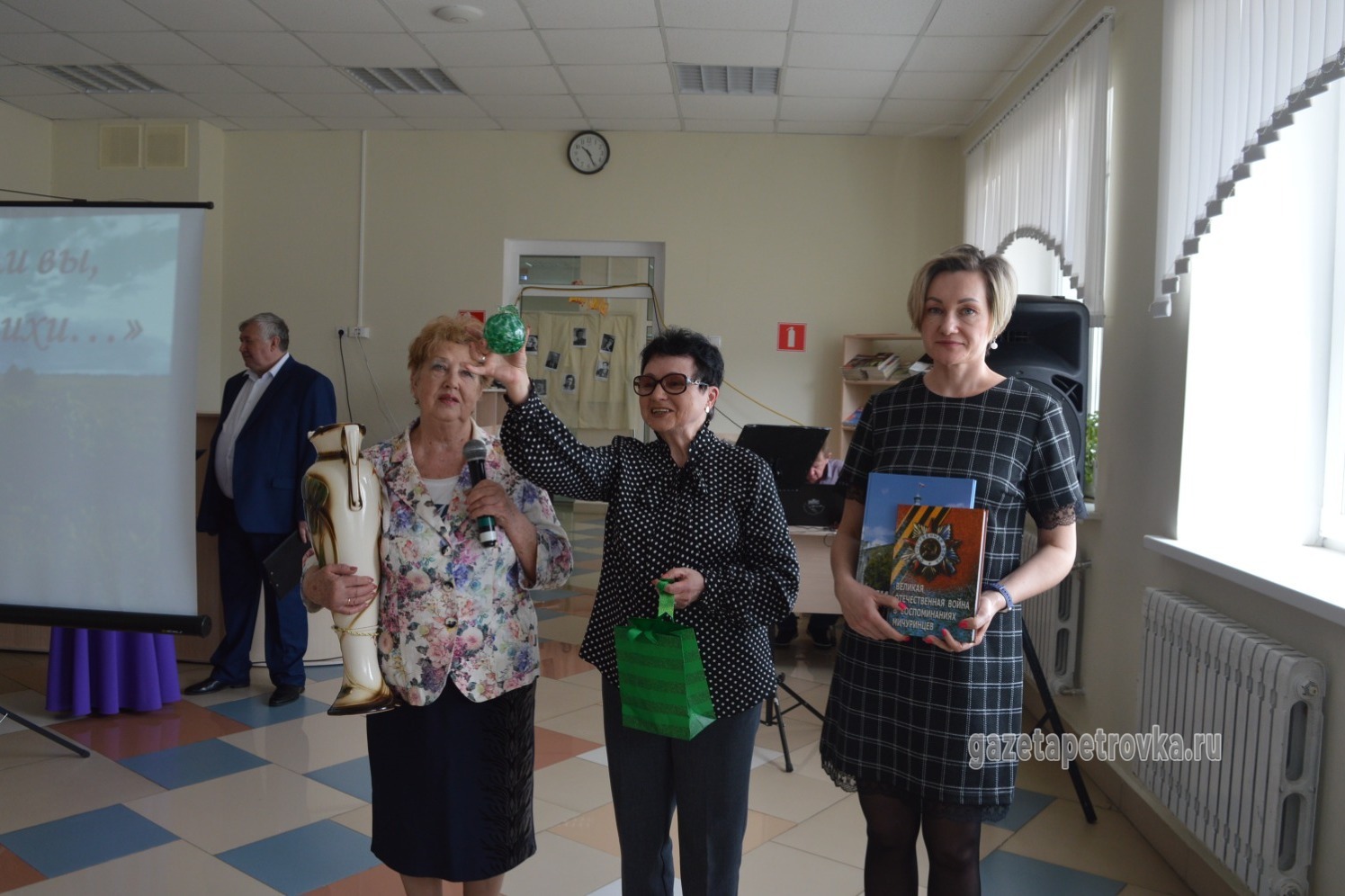 Нина Серёгина, Валентина Китайчик и руководитель Петровской районной библиотеки Ирина Носикова.