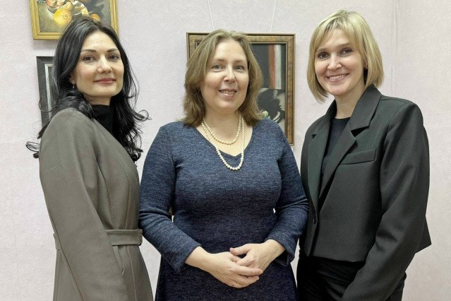 Елена Часовских с директором музея Светланой Плашенко (справа) и сотрудником Еленой Нагорновой