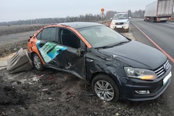 В Первомайском округе опрокинулись на взятой в каршеринг иномарке трое парней