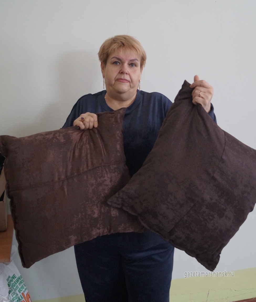 Людмила Павлюк упаковывает готовые подкшки