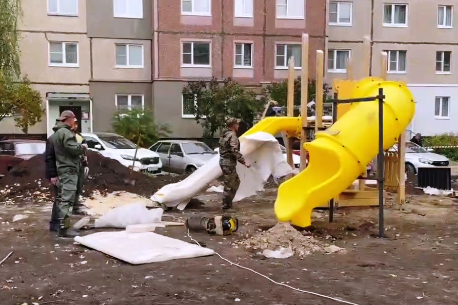 На улице Маяковского устанавливают детский городок