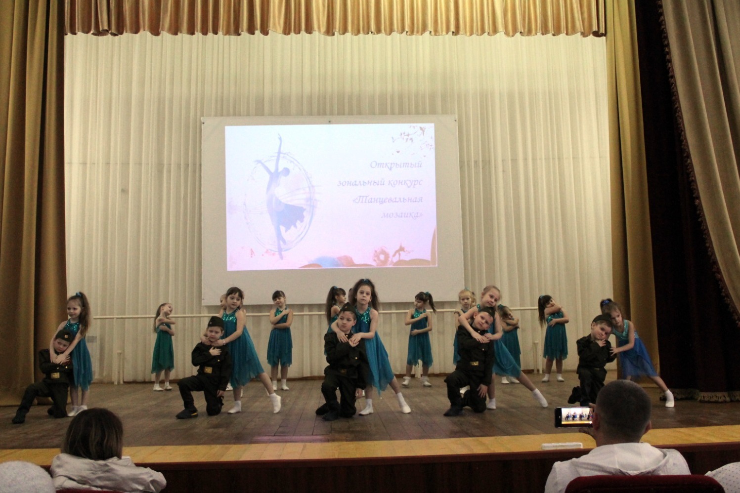 Танцевальный коллектив «Феникс» (Кирсанов), танец «Тучи в голубом»