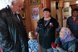 В День Победы Евгений Матушкин навестил 96-летнюю труженицу тыла