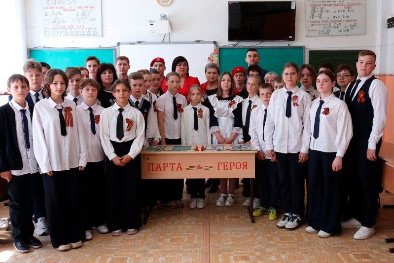 школьница на парте Никифоровские школьники садятся за Парты Героев, погибших в спецоперации |  Знамя