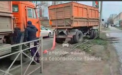 В Тамбове оторвавшийся прицеп «КАМАЗа» снёс ограждение на Моршанском шоссе