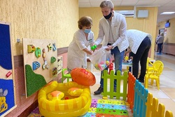 В детской поликлинике Тамбова оборудовали игровую зону для малышей