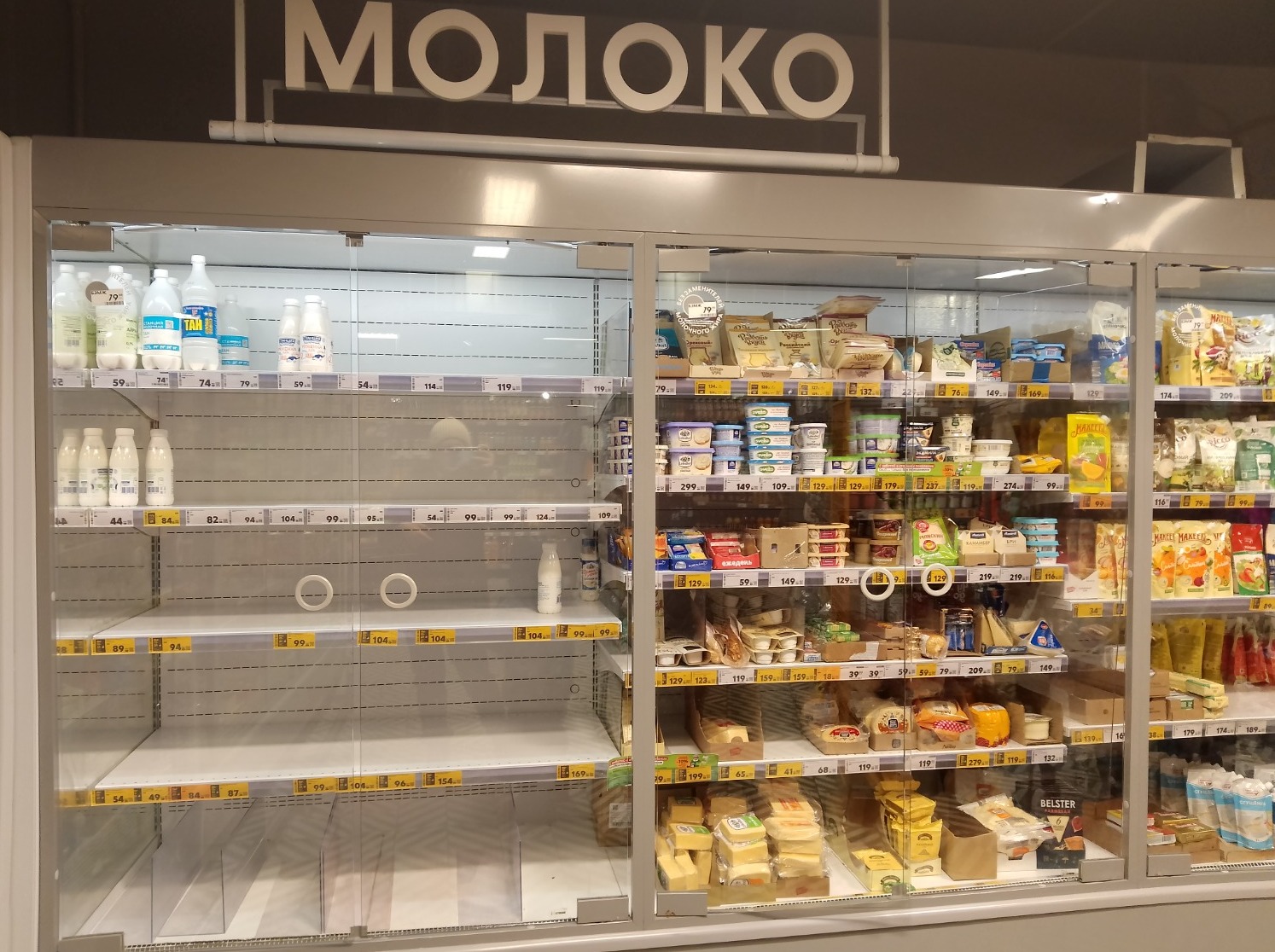 Полки с молочной продукцией полупустые