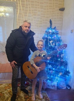 Евгений Первышов подарил на Новый год гитару 10-летней девочке из ЛНР 