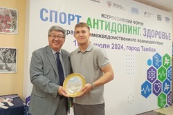 Тамбовскому боксёру вручили сувенир от Олимпийского комитета России 