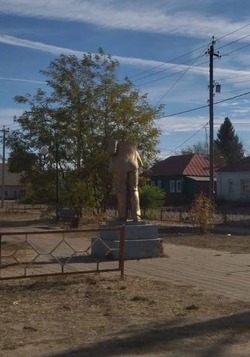 В Рассказове из-за сильного ветра разломился надвое памятник Ленину