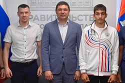 Евгений Первышов поздравил тамбовского боксёра с серебром чемпионата Европы