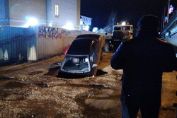 В Тамбове Nissan провалился в канализационный коллектор на Фабричной