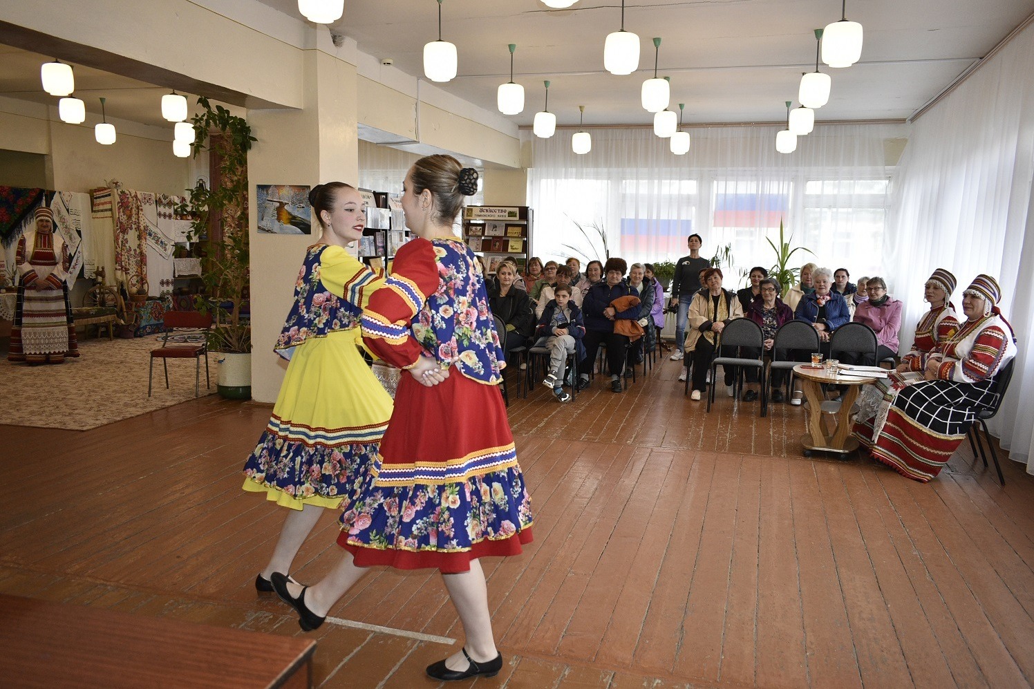 Участники ансамбля народного танца «Радуга» ДК «Сахарник»