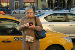 Мошенники стали вызывать своим жертвам такси, чтобы доехать до банкомата