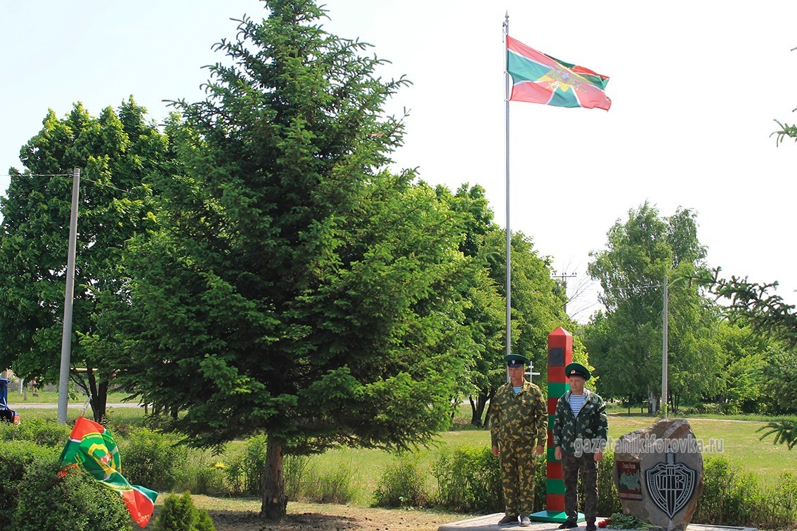 Флаг над памятником пограничникам
