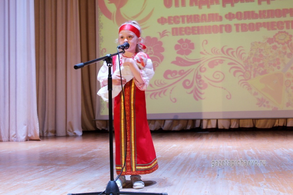 Самая юная участница фестиваля Алёна Кругликова из Рудовки