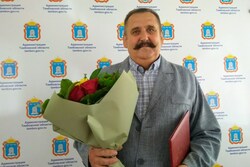 Губернатор Александр Никитин поздравил Петра Сосновского с 60-летним юбилеем