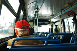 В Тамбове попрошайка ограбил пенсионера на автобусной остановке