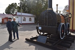 В Моршанске установили памятник первому в России паровозу