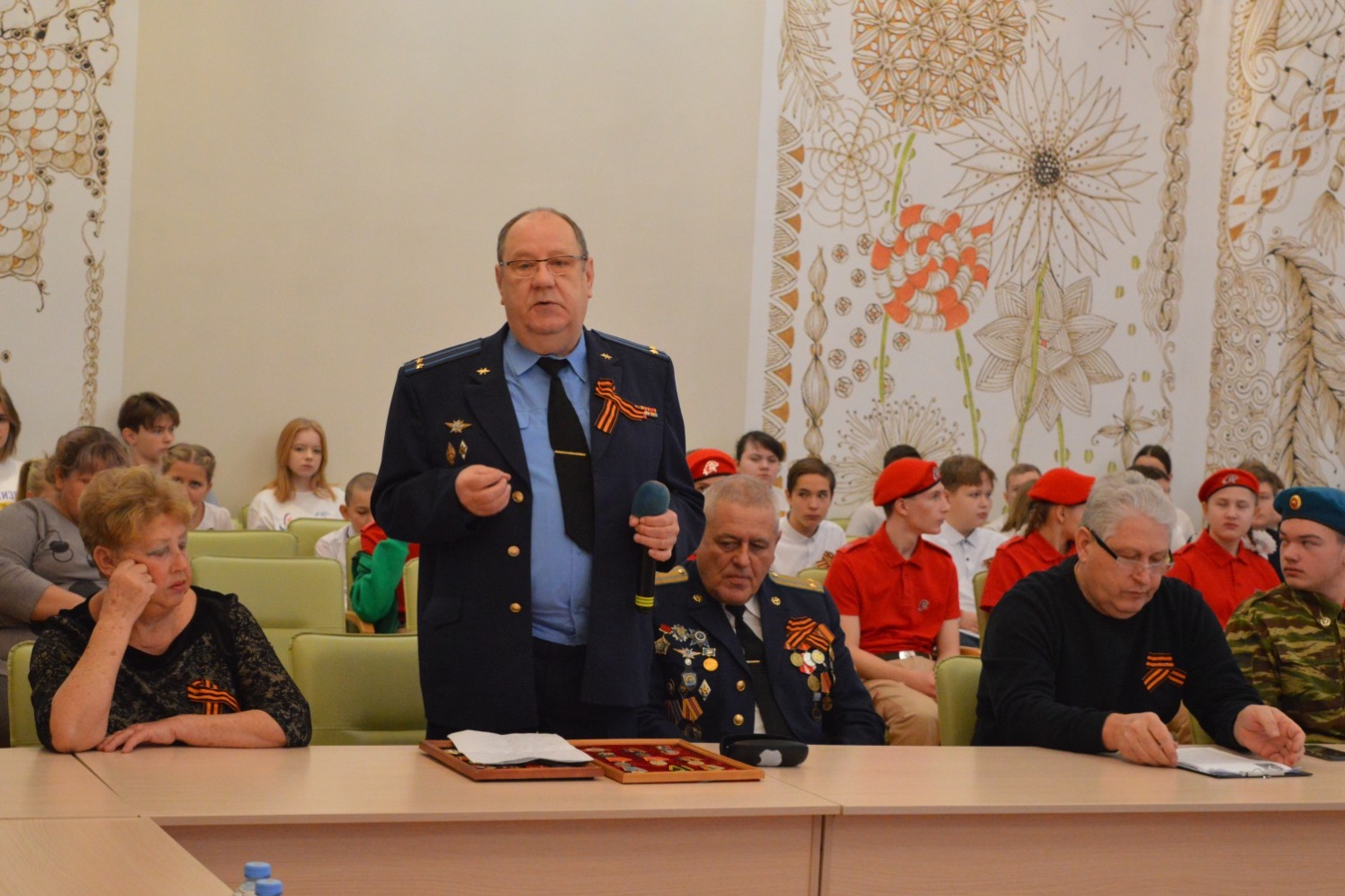 Подполковник запаса Павел Лаптев рассказал ребятам о наградах