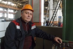 Двадцать восемь лет трудится Сергей Евтюхин за токарным станком на заводе «Комсомолец»