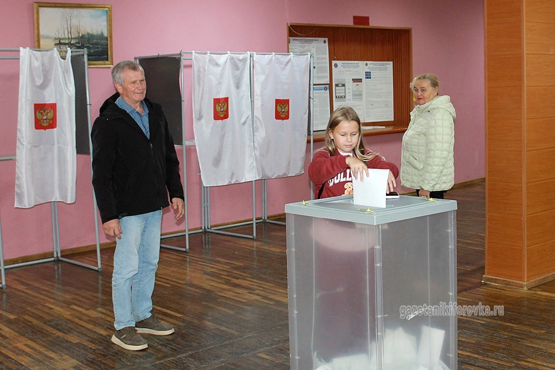 Опустить бюллетени в урну доверили самому ответственному члену семьи