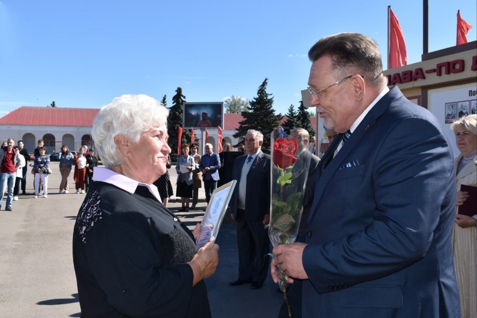Глава города Моршанск вручает свидетельство о занесении на Доску Почёта Инне Ивановне Шитиковой