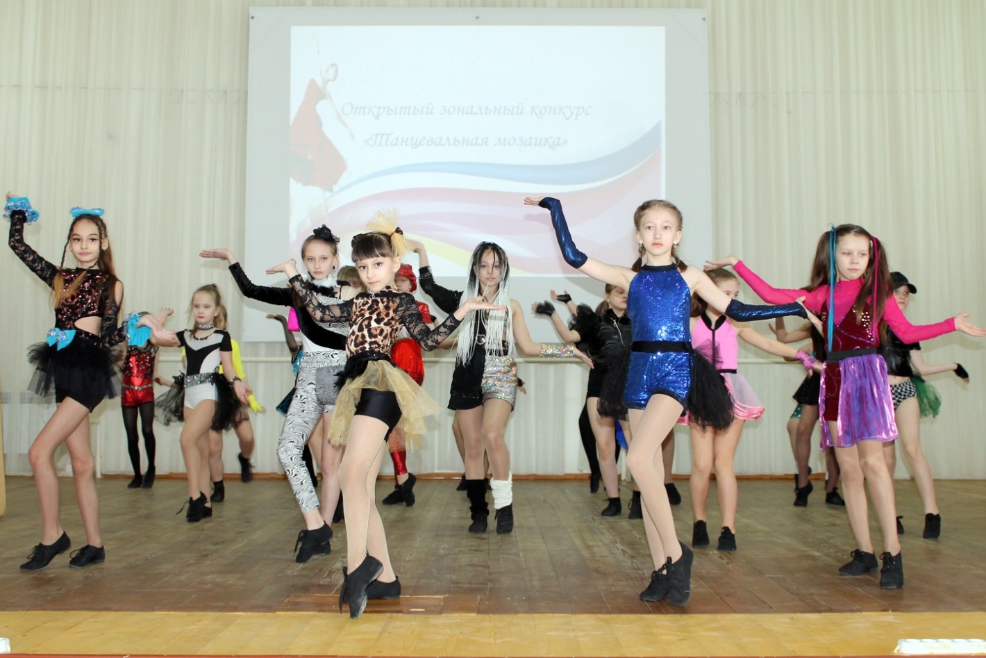 Танцевальный коллектив «Феникс» (Кирсанов), танец «Показ мод»
