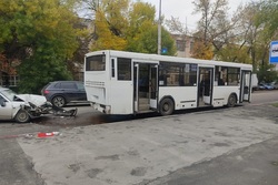 В Тамбове «Лада» врезалась в стоявший на остановке автобус: есть пострадавший