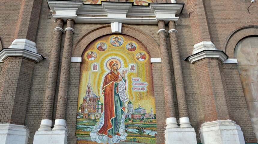 Мозаичная икона, выложенная Леоном Гурджиевым на фасаде Боголюбского собора. Фото Вадима Измайлова.