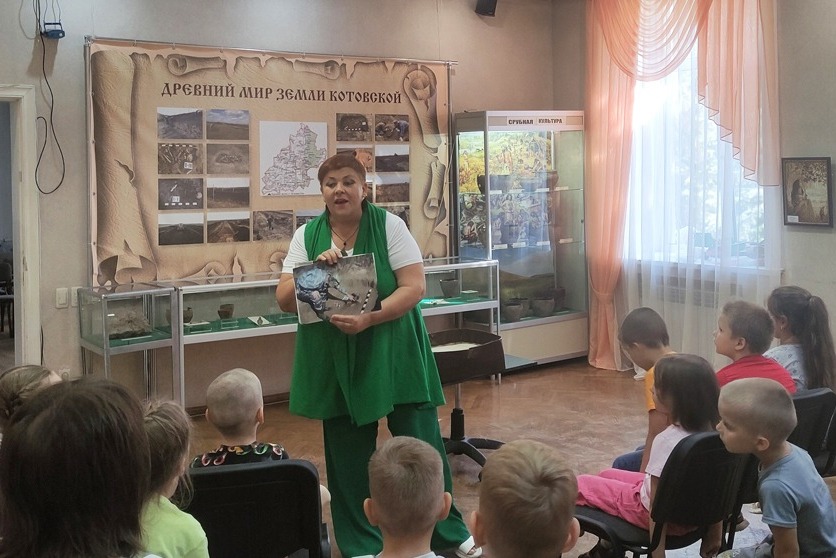 Светлана Афонина знакомит юных  посетителей музея с историей родного края