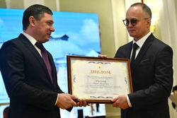 Евгений Первышов вручил награды создателям спектакля о Рахманинове