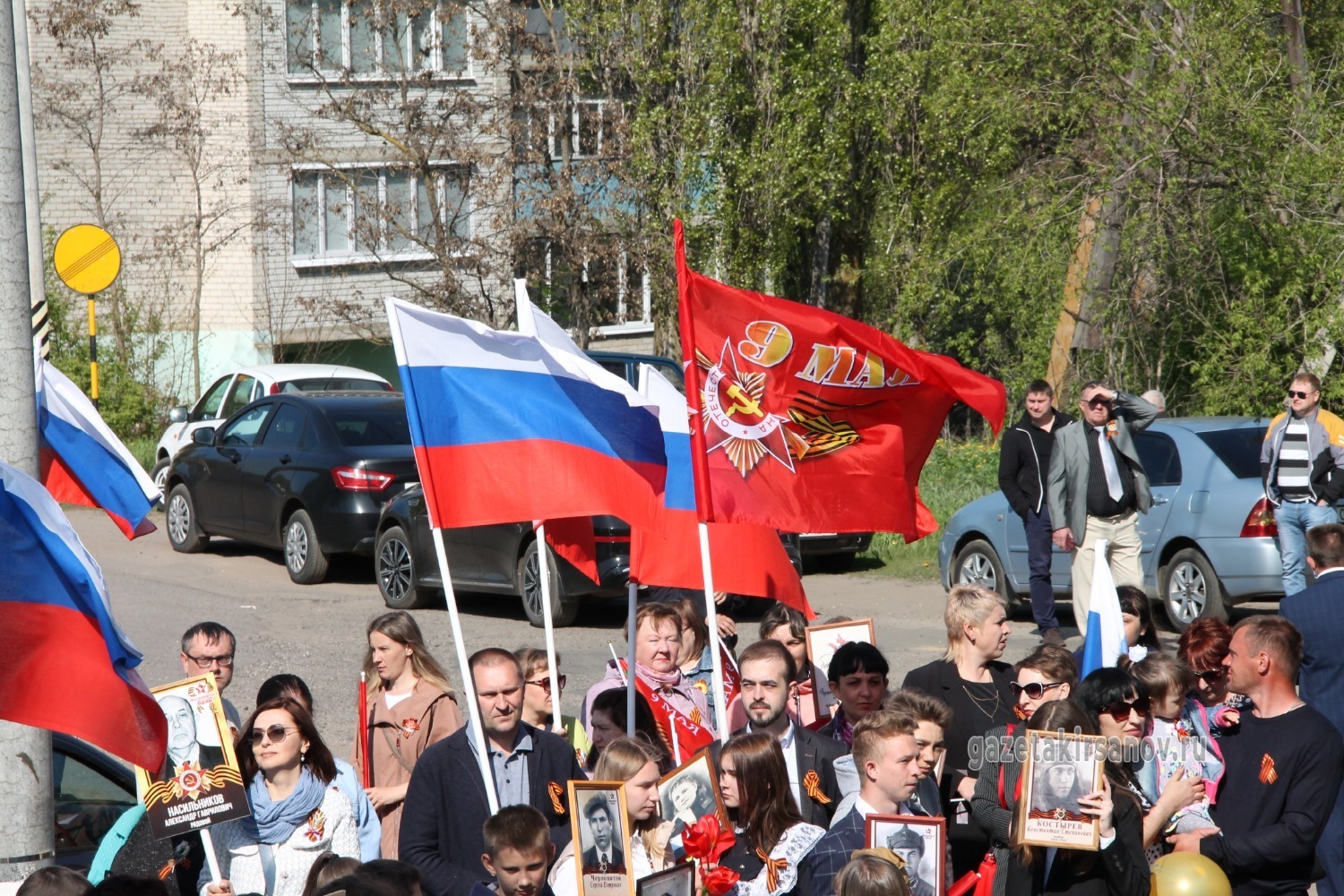 Участники митинга держали российский триколор и копию Знамени Победы