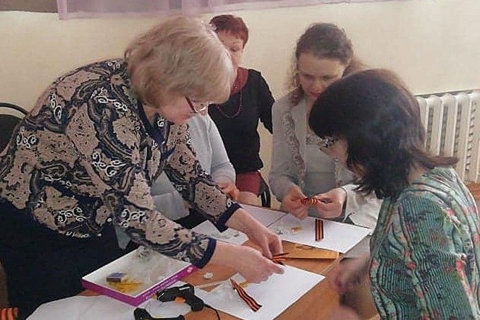 Ольга Баева (слева)дает мастер-класс своим коллегам