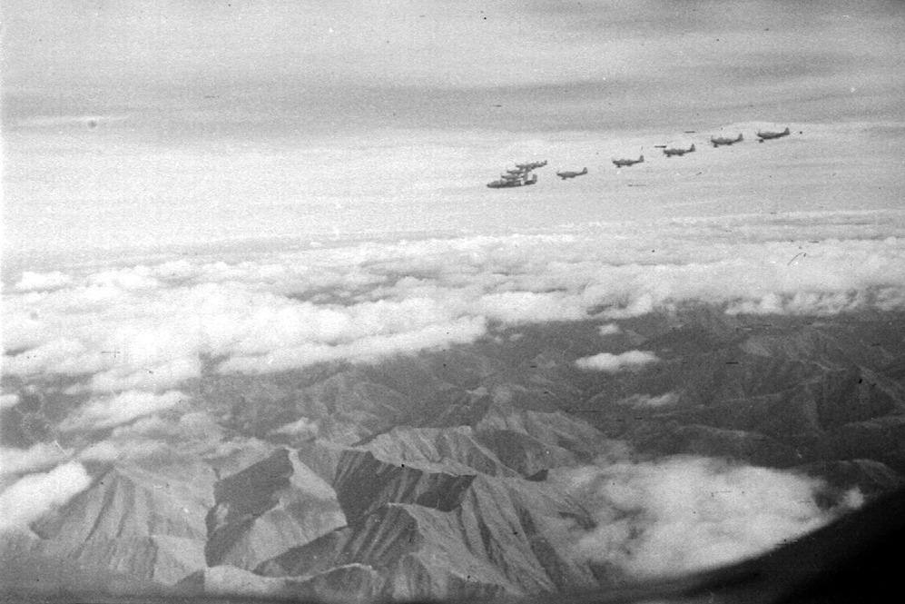 Перегоночная группа истребителей над Верхоянским хребтом. Якутия, 1944 год