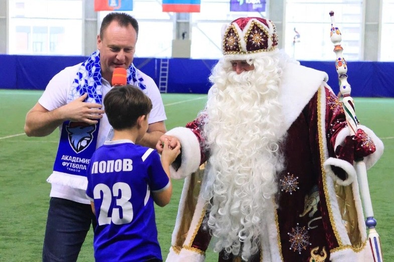 Спортивный Дед Мороз из Сосновки вручил призы юным футболистам 