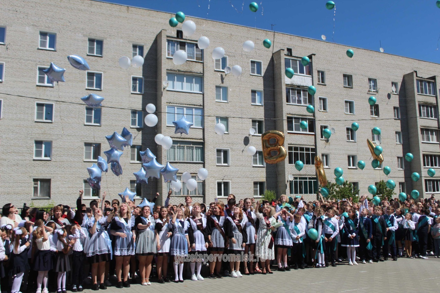 На празднике Последнего звонка во втором корпусе школы