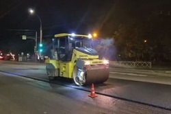 Дорожное полотно на одном из участков улицы Мичуринской в Тамбове ремонтируют по ночам