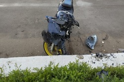 В Первомайском округе мотоцикл врезался в бордюр. Водитель в больнице