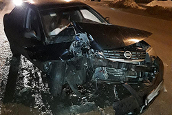 В Тамбове ночью иномарка врезалась в световую опору: водитель скрылся, пассажир пострадал