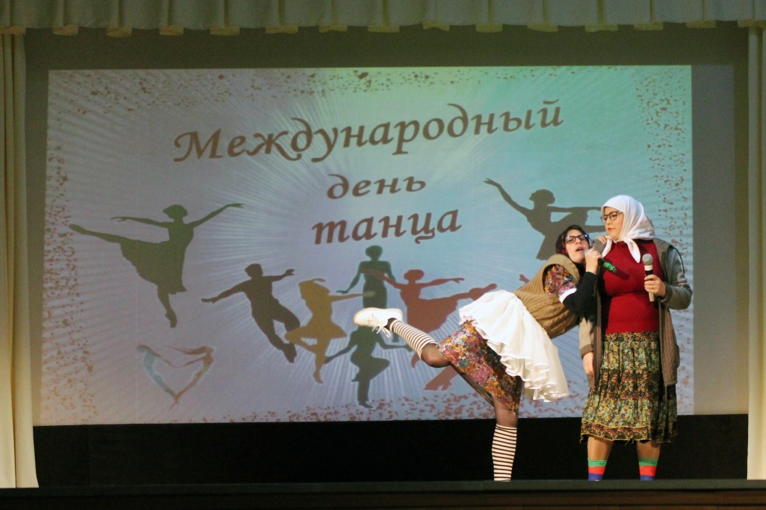 Елена Назарова и Елена Ларькова в юмористической сценке «Балет»