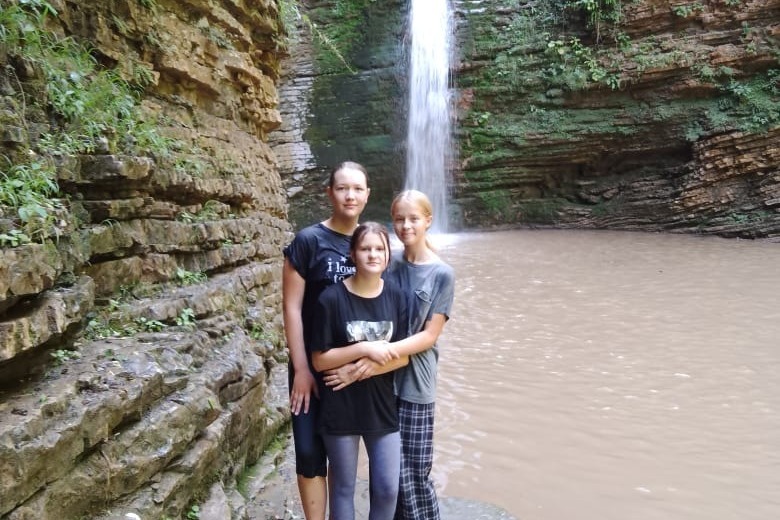 Три девицы у водопада «Девичья коса»