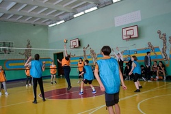 В Новолядинской СОШ на волейбольной площадке учителя сразились против учеников