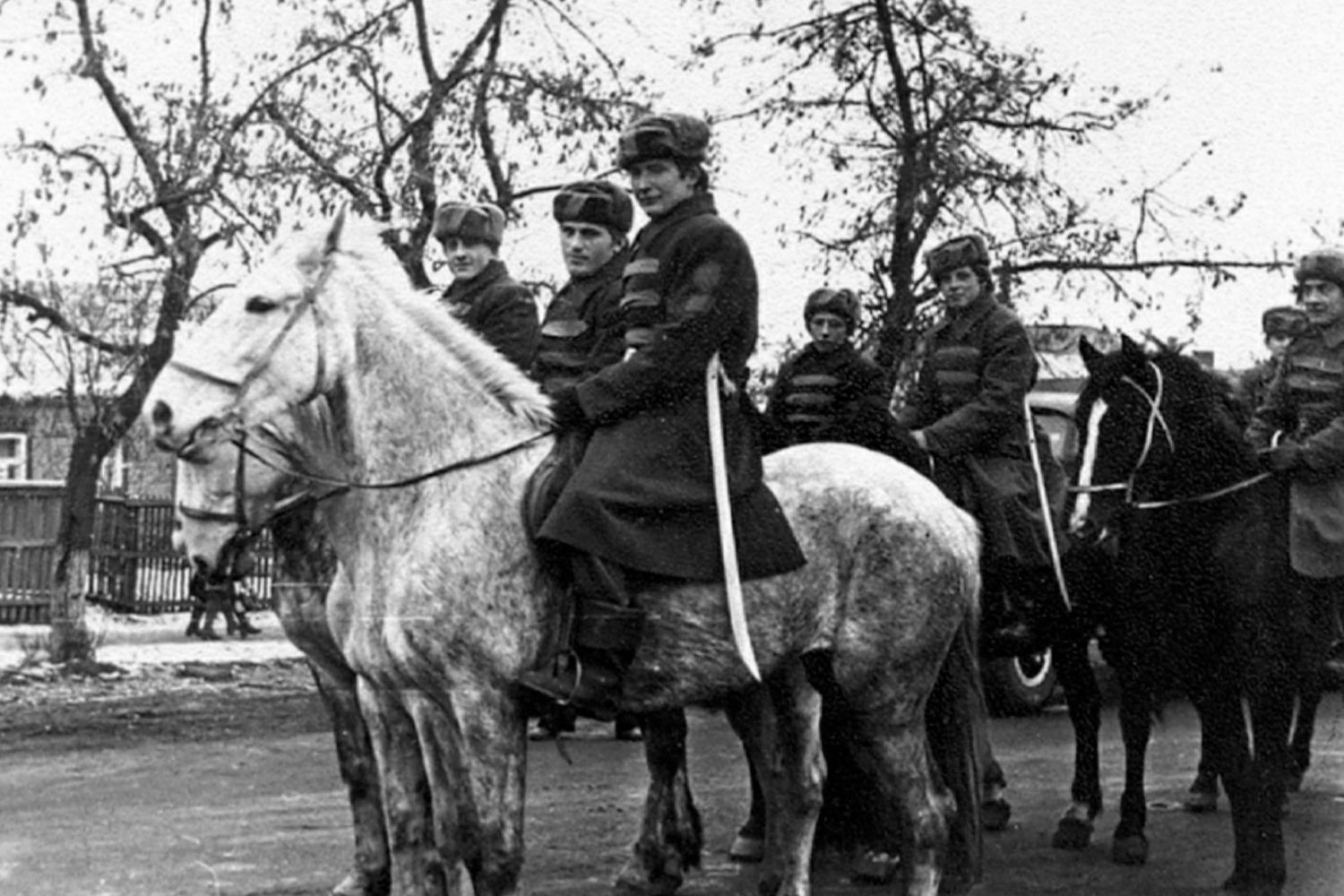 Племзавод «Арженка» представил на праздничную демонстрацию, по случаю очередной годовщины Октябрьской революции, отряд красноармейцев, 70-е годы XX века